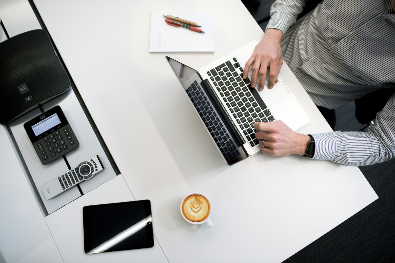 Une personne travaille sur un ordinateur portable, vue de dessus