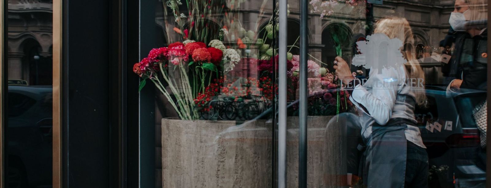 Une fleuriste compose un bouquet dans sa boutique